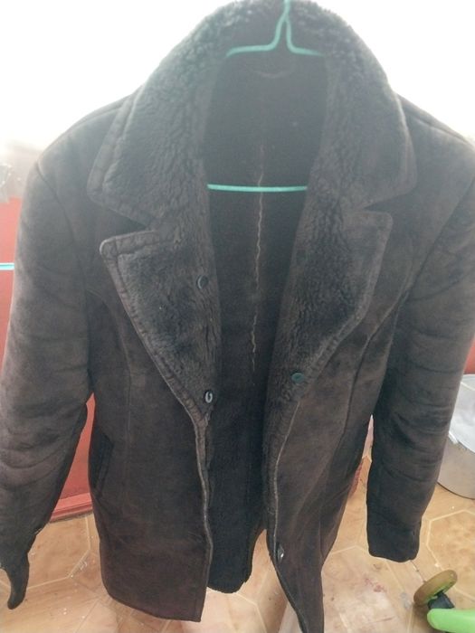 Продам теплую дубленку, почти новая! Чистая, без посторонних запахов