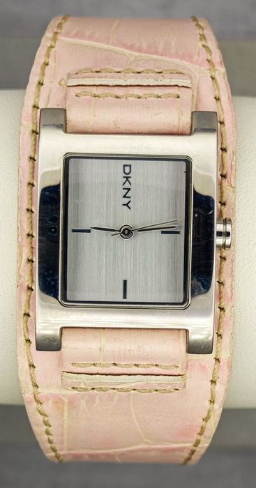 Продавам дамски часовник DKNY