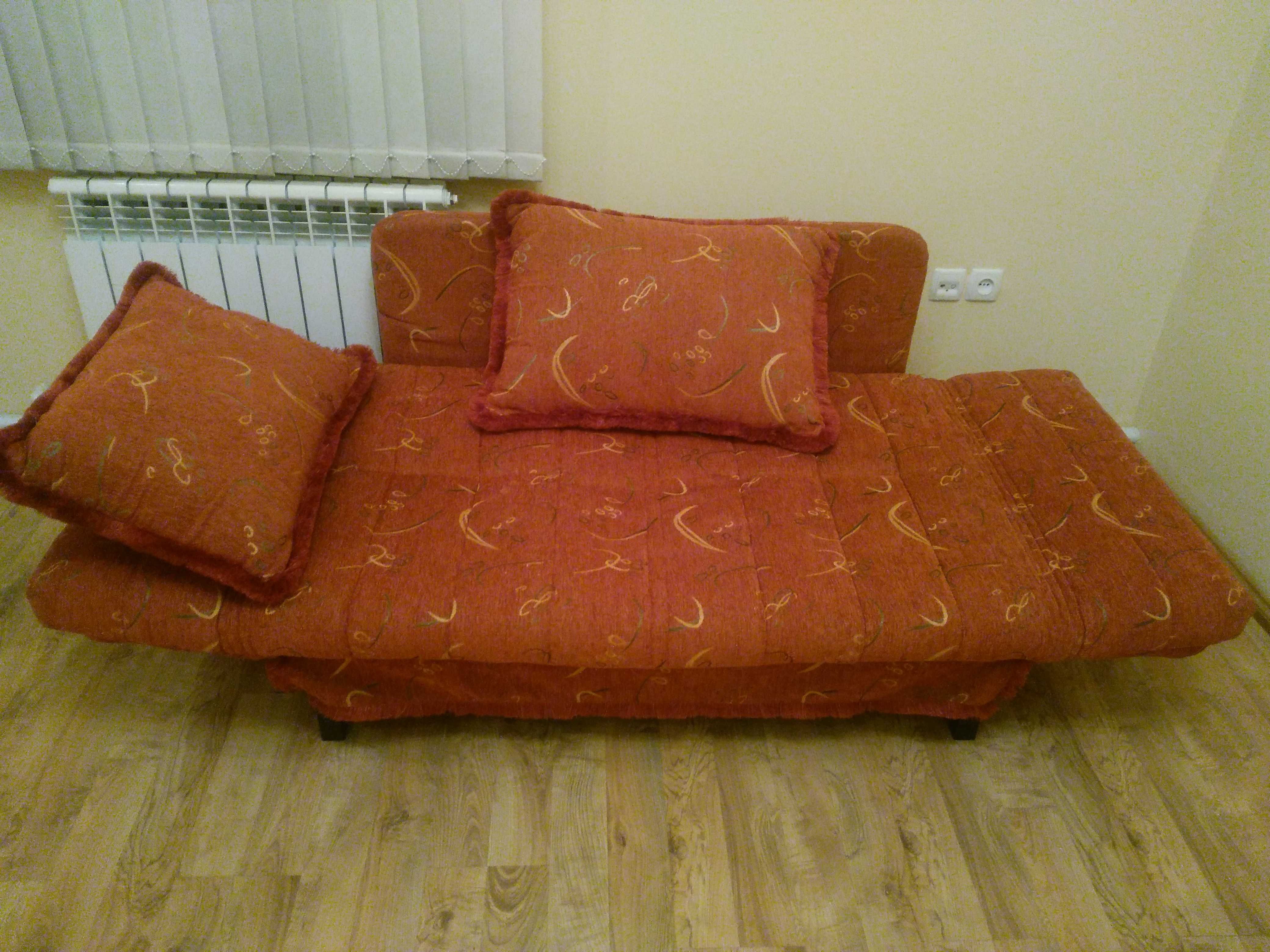 Прочный диван с железным каркасом