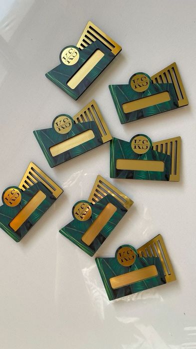 Бейджики под заказ — пластик, акрил, ПЭТ, фанера, нержавейка