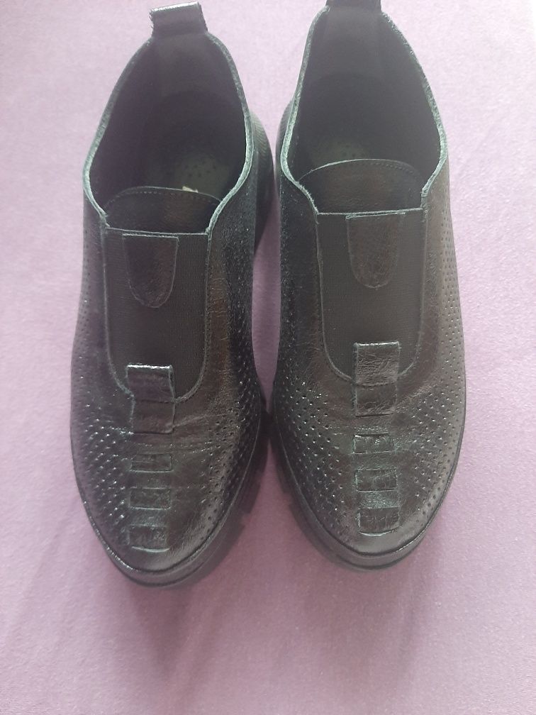 Черни обувки на платформа от естествена кожа
