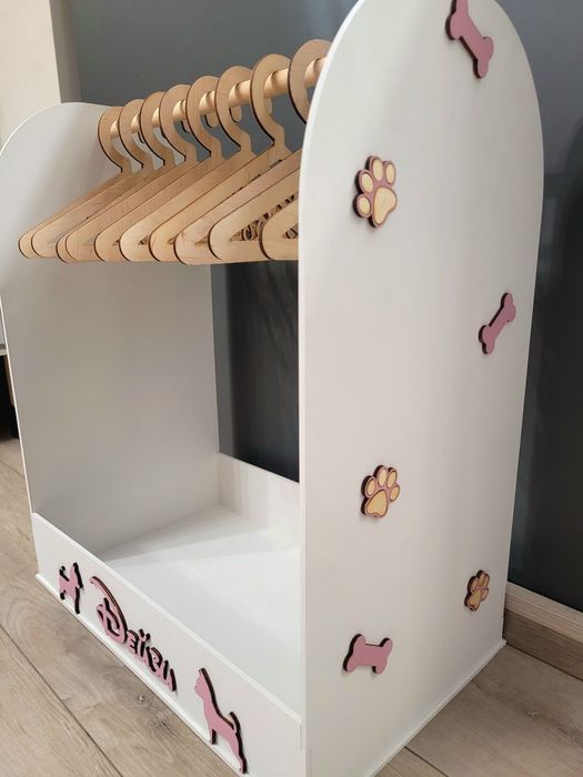 Дървена закачалка за кучешки дрешки.