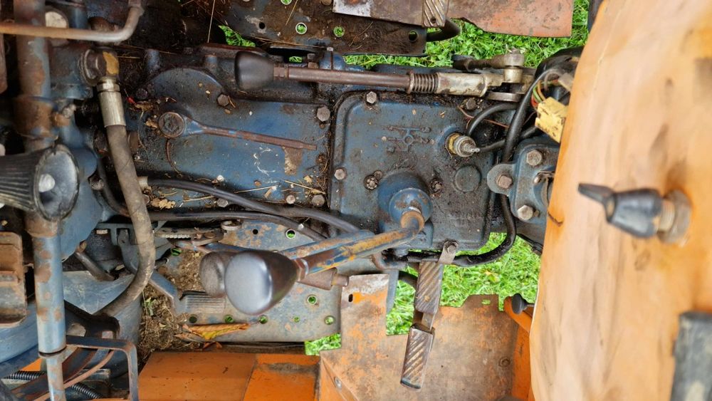 Vând tractor universal 445UTB