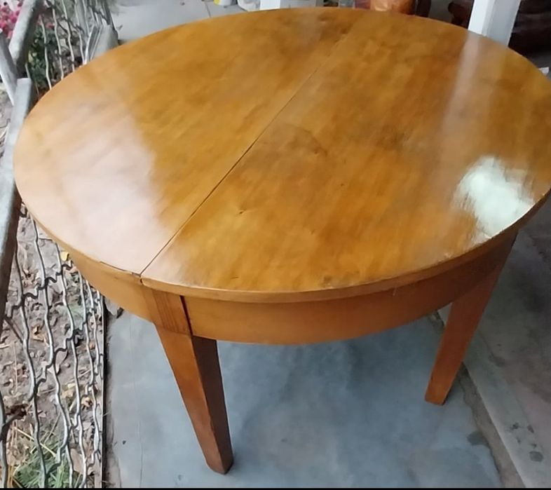 Круглый стол старинный