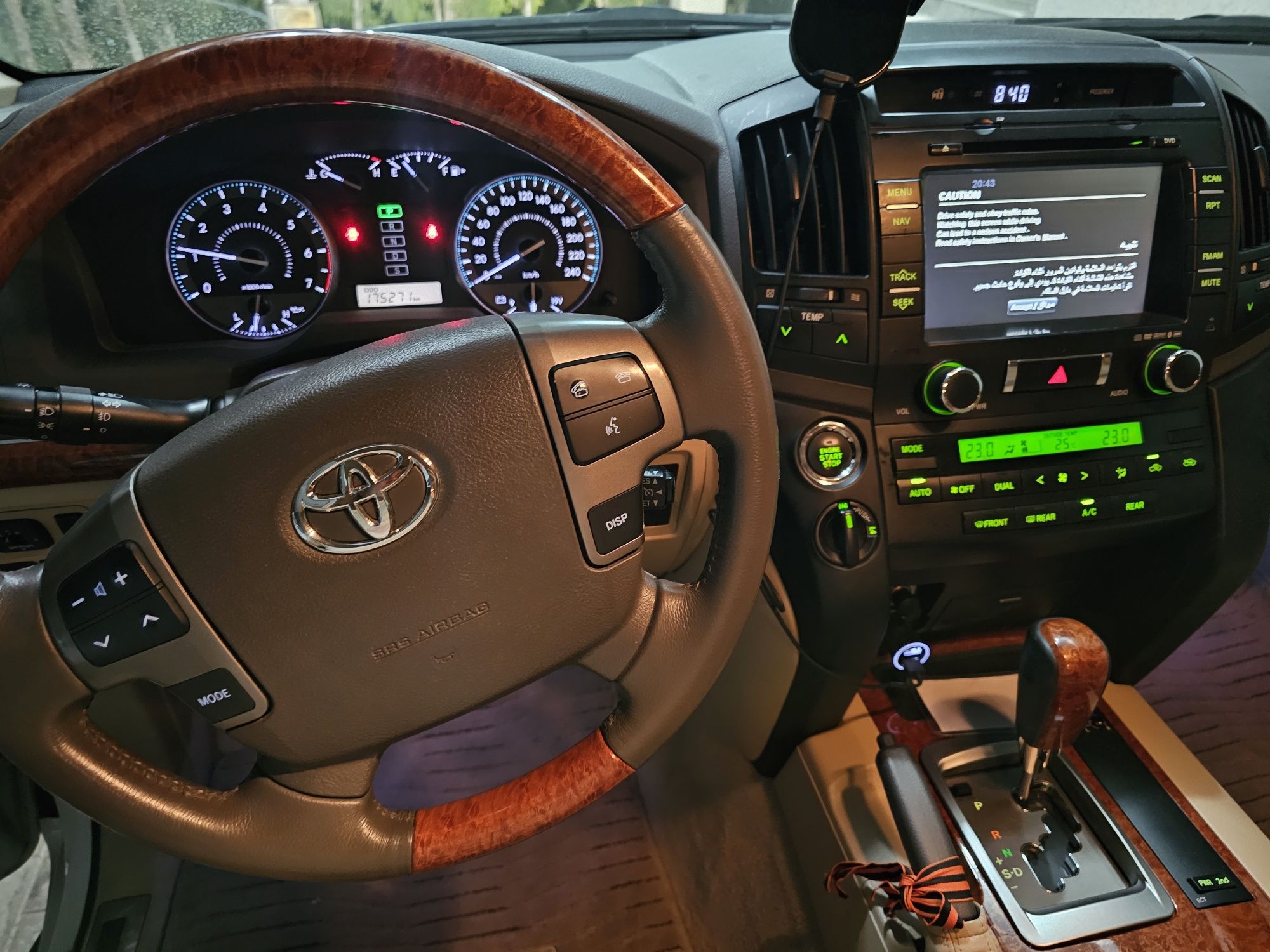 Toyota Land Cruiser 200 модель японка