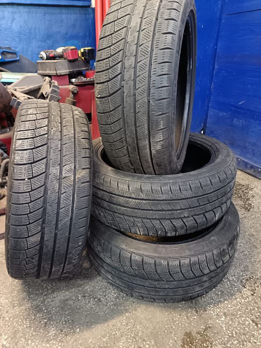 Гуми зимни 215/45 /17