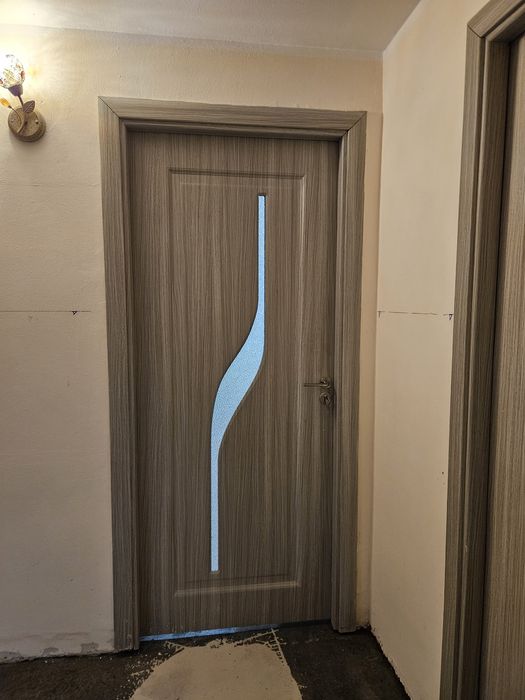 Se vinde trei uși. Doua sunt, 80 cm si una 60 cm