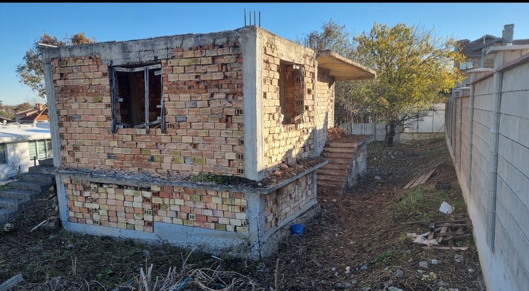 Продавам парцел с постройка в с.Яребична