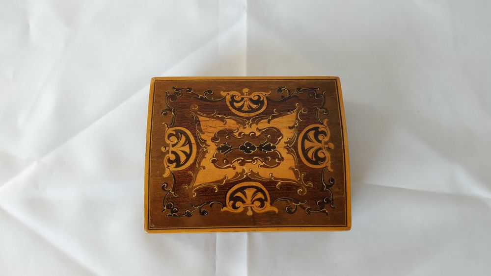 Стара дървена кутия за бижута - украсена с фурнир