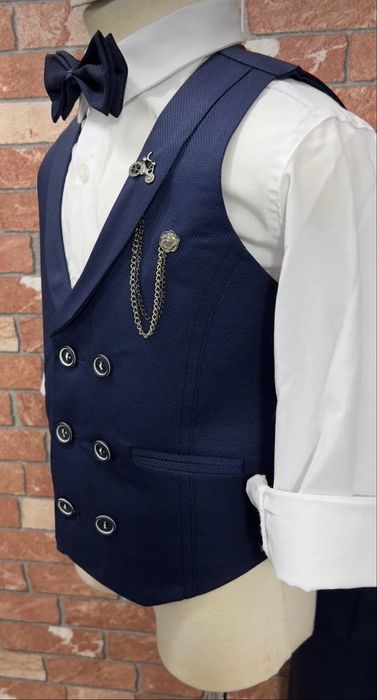 Елегантни детски костюми – стил и класа за малки джентълмени!