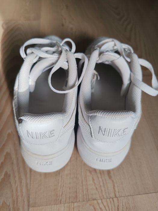 Бели маратонки Nike