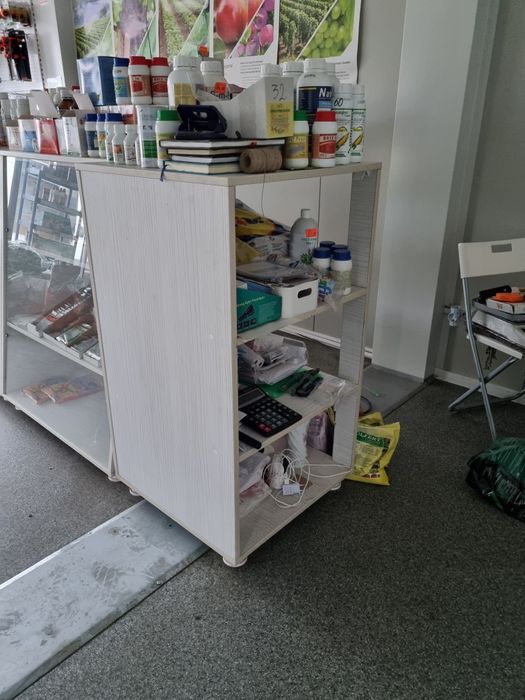 Vitrina magazin cu geam