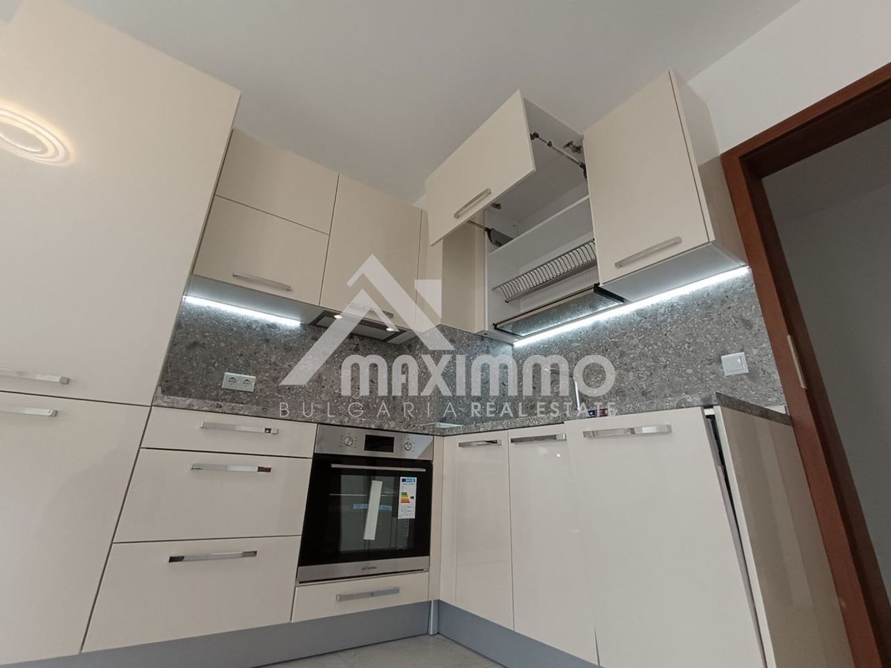 Продава се Тристаен апартамент в Варна, м-т Траката - 100 кв.м за 2255 €/кв.м - Снимка #7