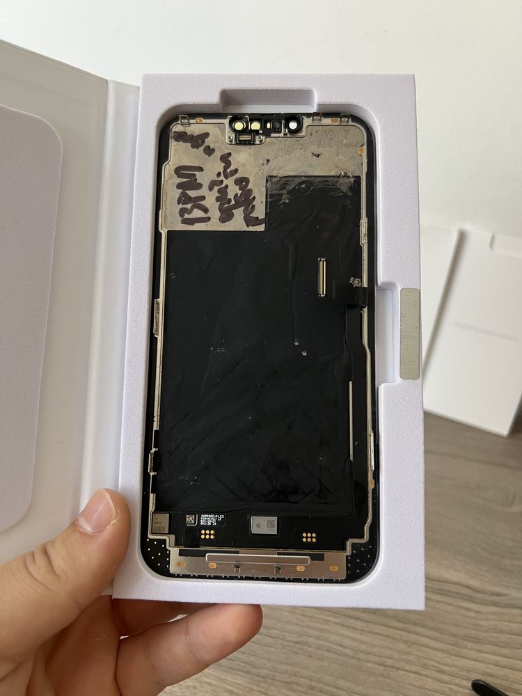 Оригинален дисплей за iPhone 13 PRO MAX, със забележка!