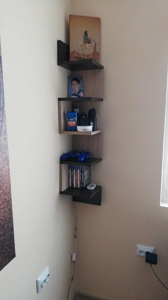 Модерните етажерки за ъгъл