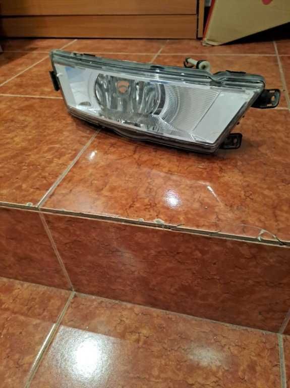 Proiector dreapta original Skoda Rapid cod 5JA941702