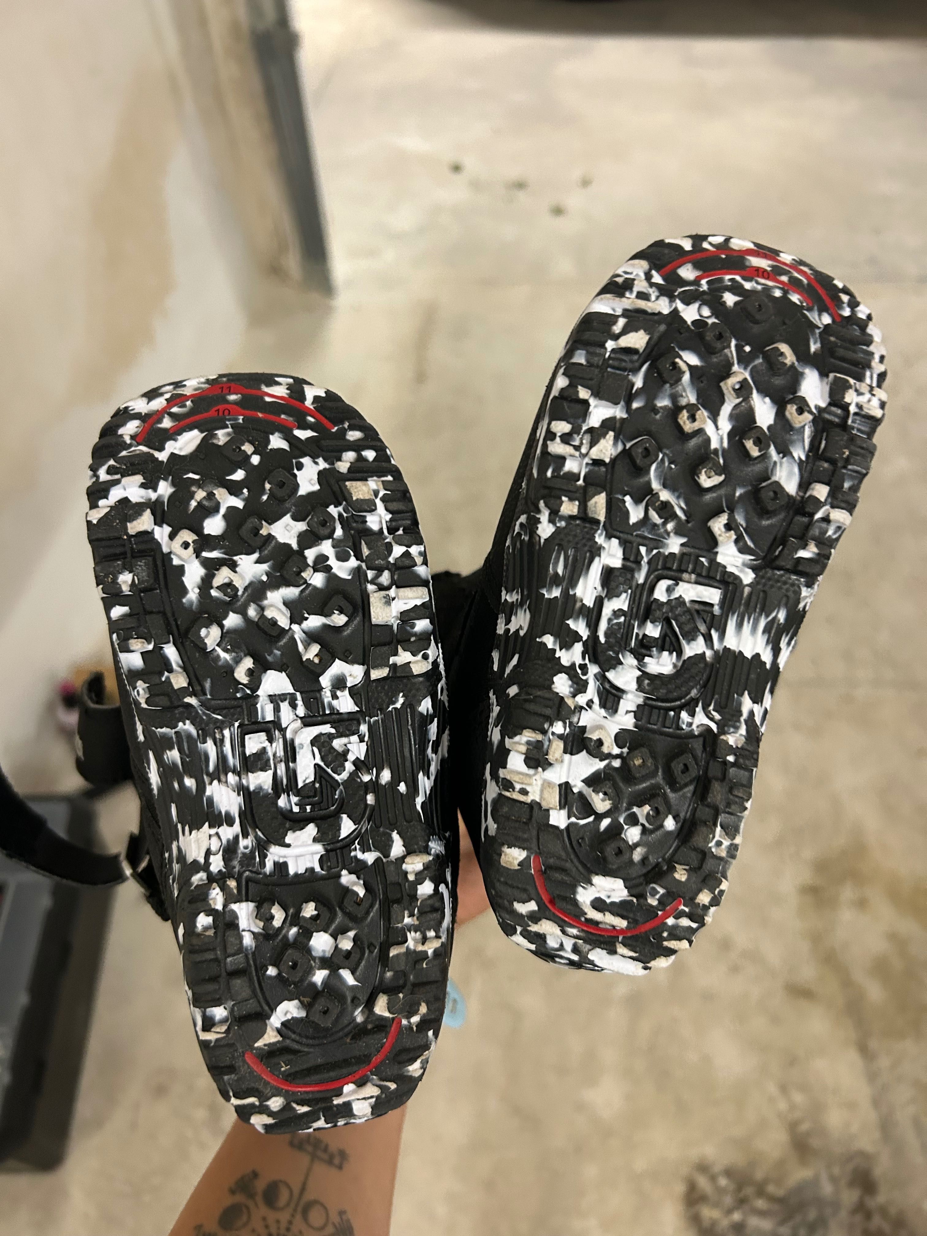 Сноуборд обувки Burton mini grom и сноуборд
