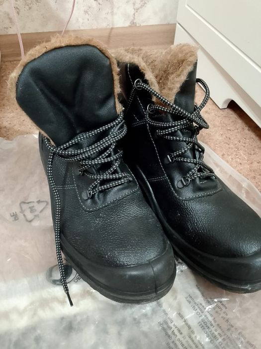 Продам ботинки зимние 46-размер