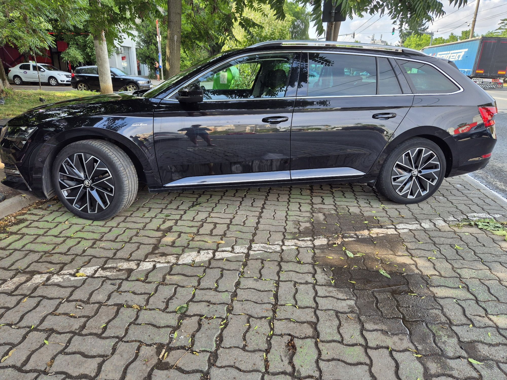 Skoda Superb Combi PlugIn DSG Laurin&Klement Matrix Ambientale
103.011