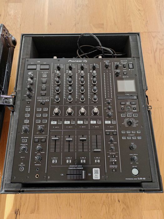 Mixer DJ Pioneer DJM‑A9 cu flight‑case, folosit de 2 ori