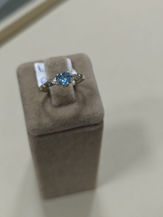 Inel aur alb 9k 1.50 Gr cu diamante și topaz in forma de inima (r)