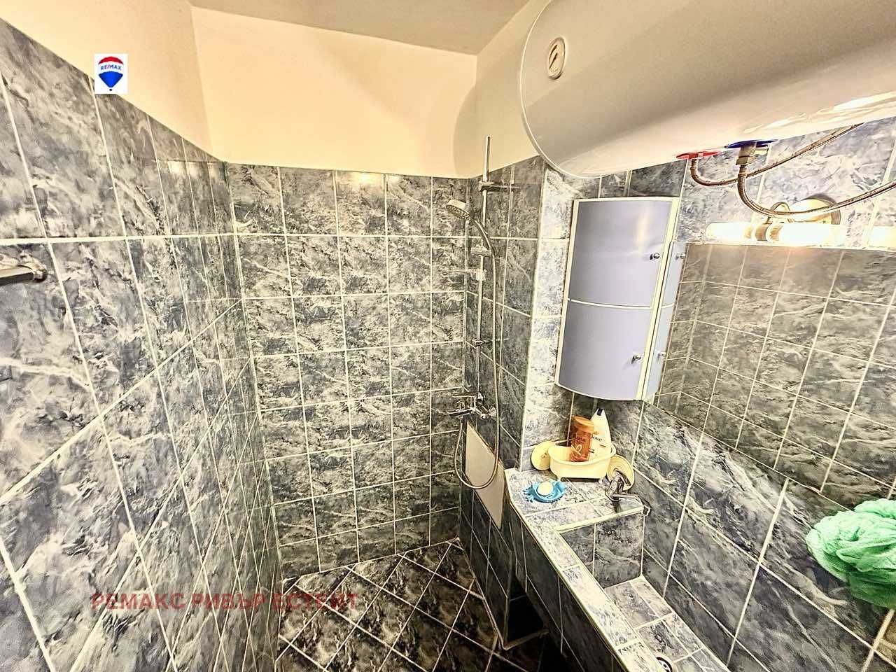 Продава се Тристаен апартамент в Русе, Център - 84 кв.м за 1833 €/кв.м - Снимка #12