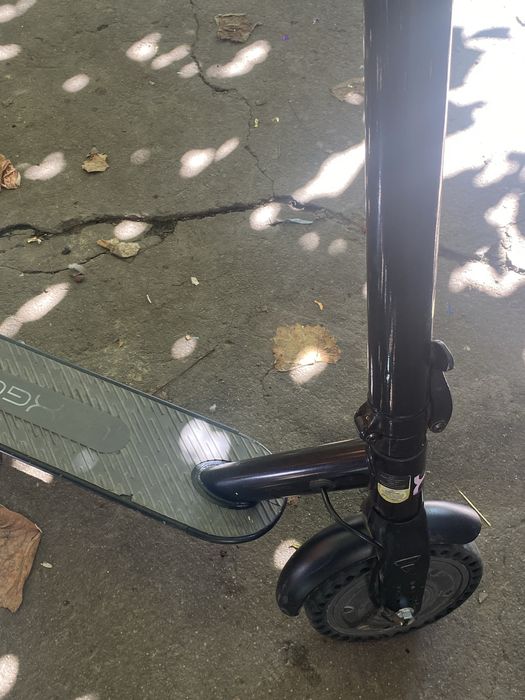 Trotinetă electrică Lexgo – 693 km, roți pline, foarte puțin folosită