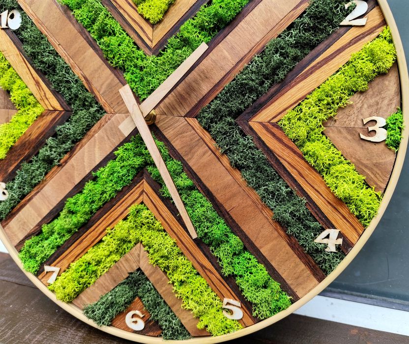 Часовник от масив и скандинавски мъх