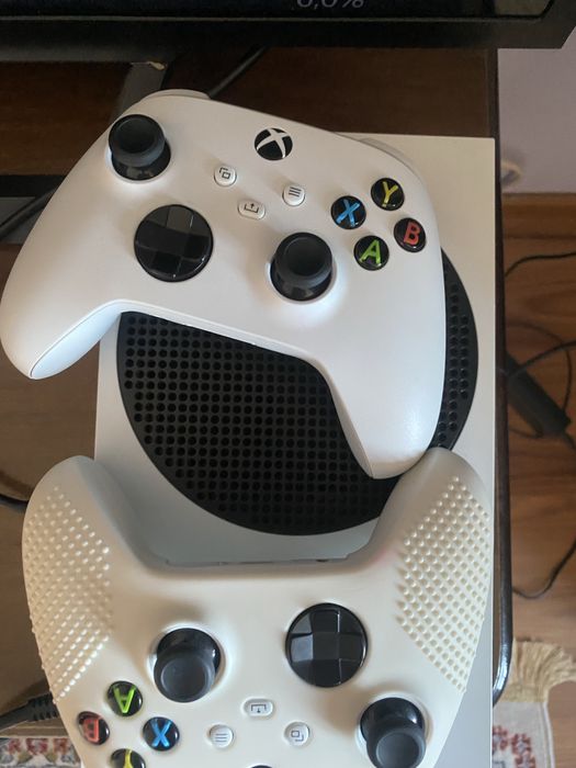 Продам xbox series s в двумя джостикоми и с клавой вместь и героскопом
