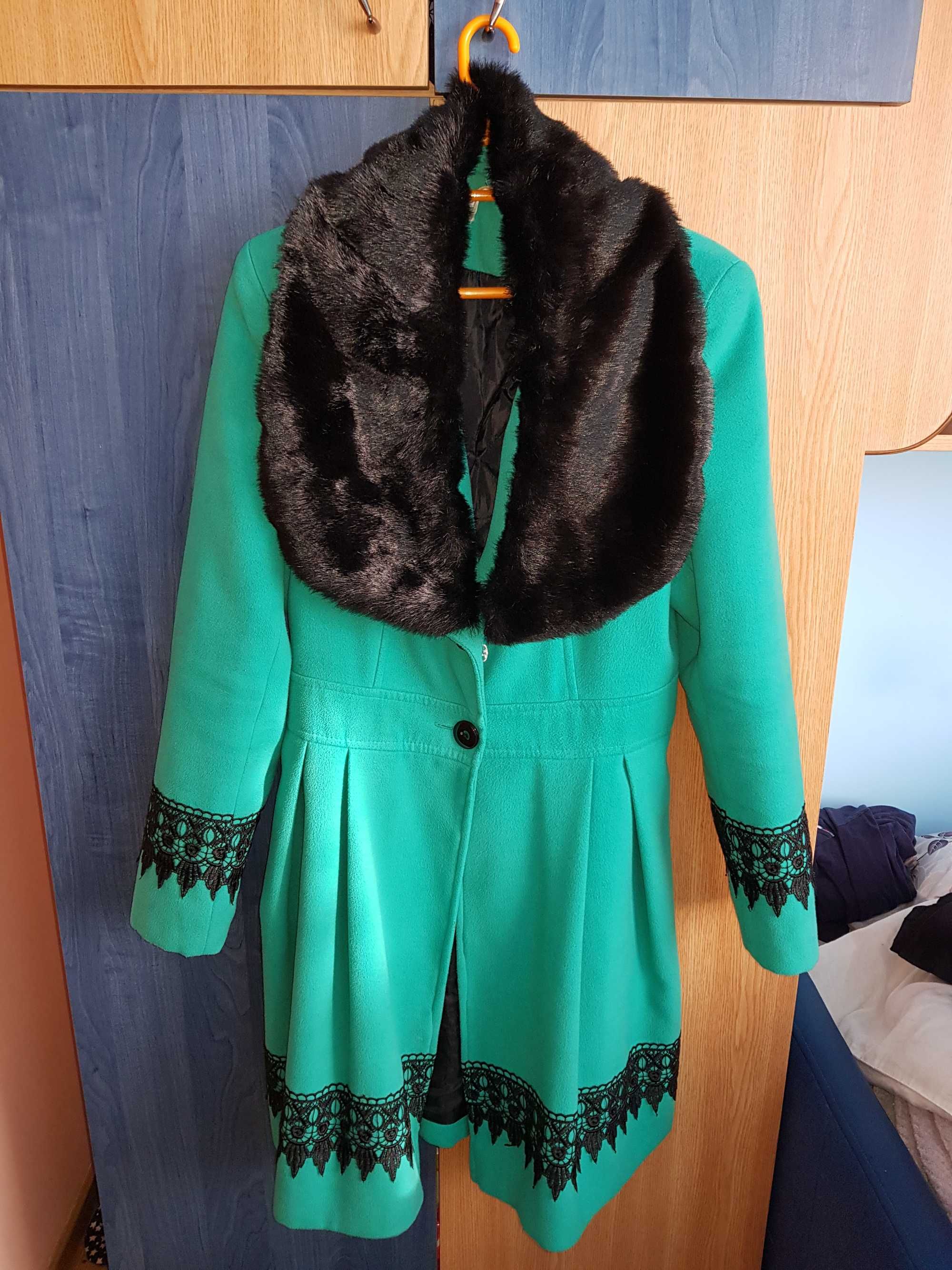 Palton damă verde cu dantela neagra , marime 40/42 , ca nou