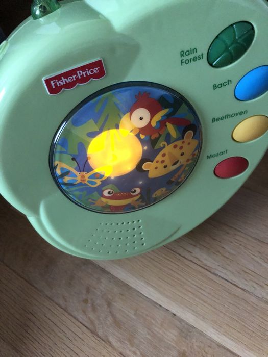 Музикална играчка тип въртележка за закрепяне към детско бебешко легло