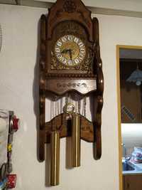 Часовник стенен с дърворезба и топузи-тежести