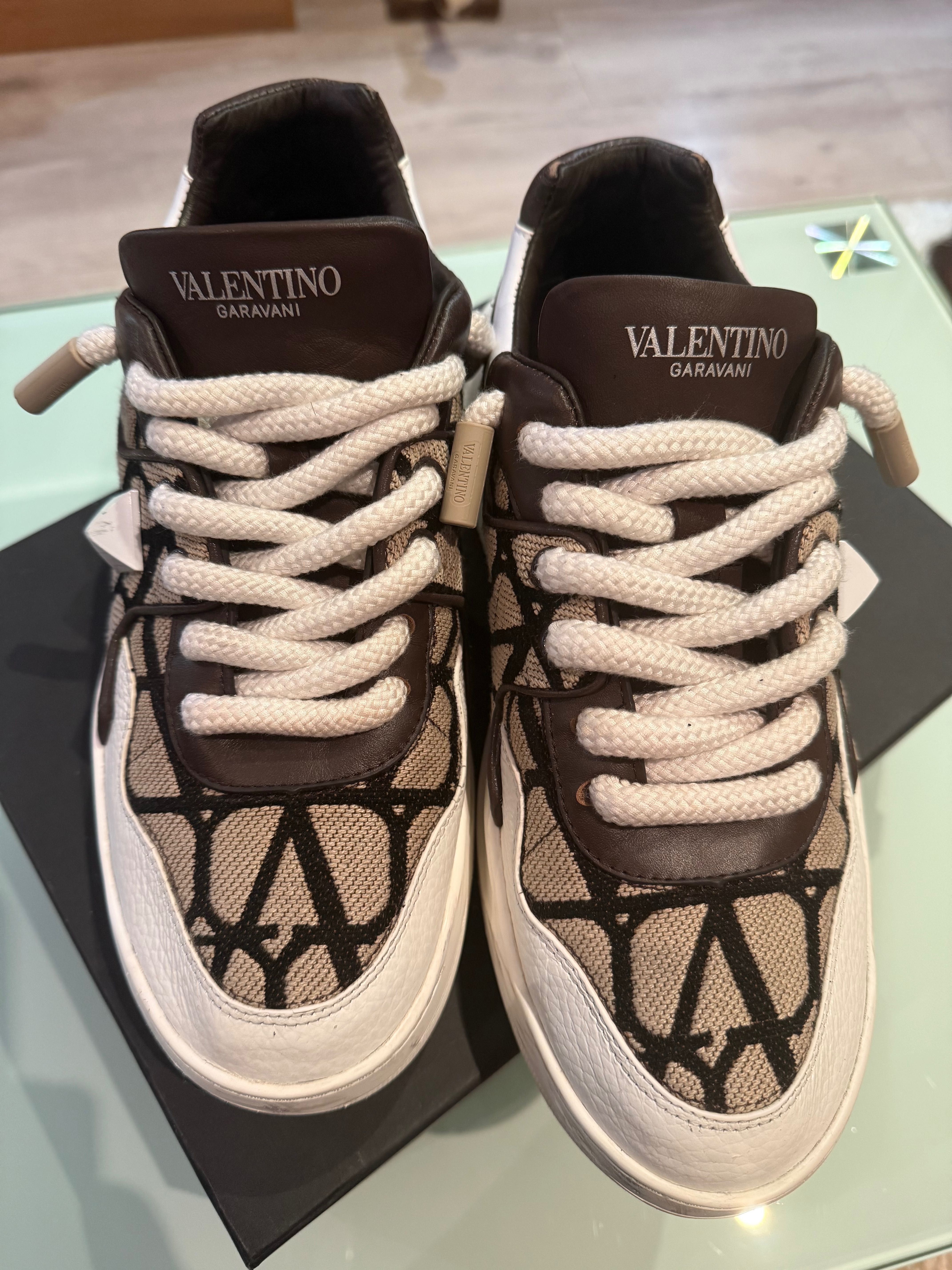 Продавам оригинални кецове на Valentino Garavani