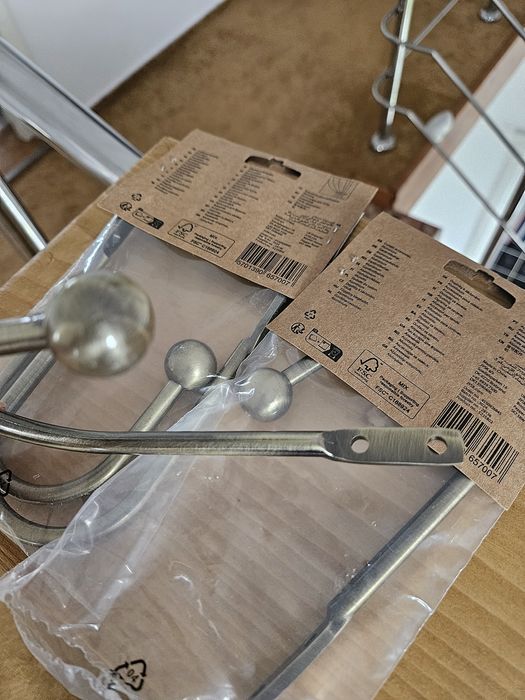 Două seturi de cârlige ptr perdele, noi