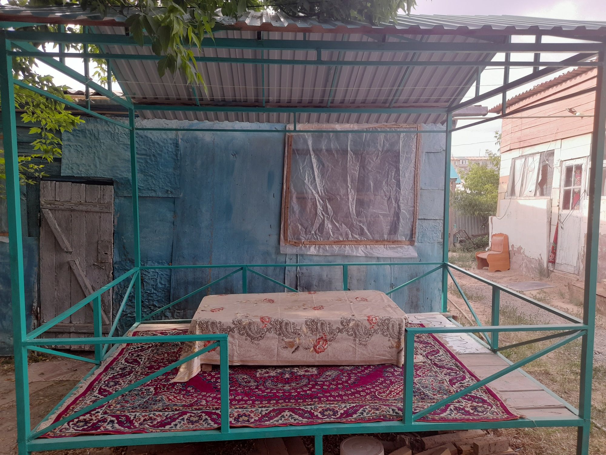 Продам беседку с крышей