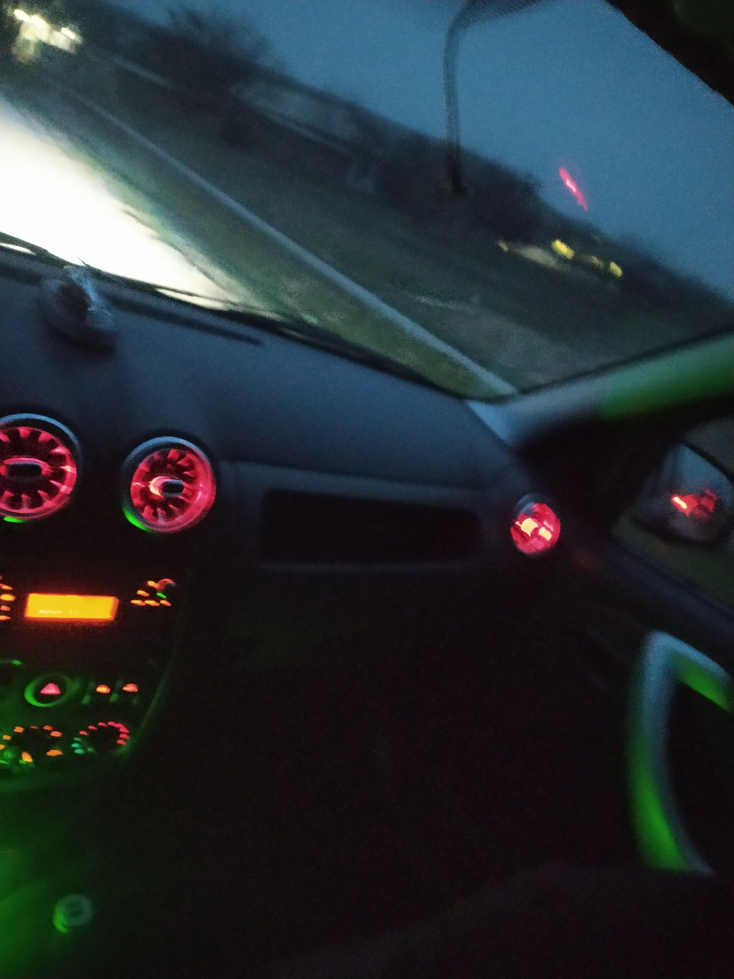 Lada largus srochni sotiladi