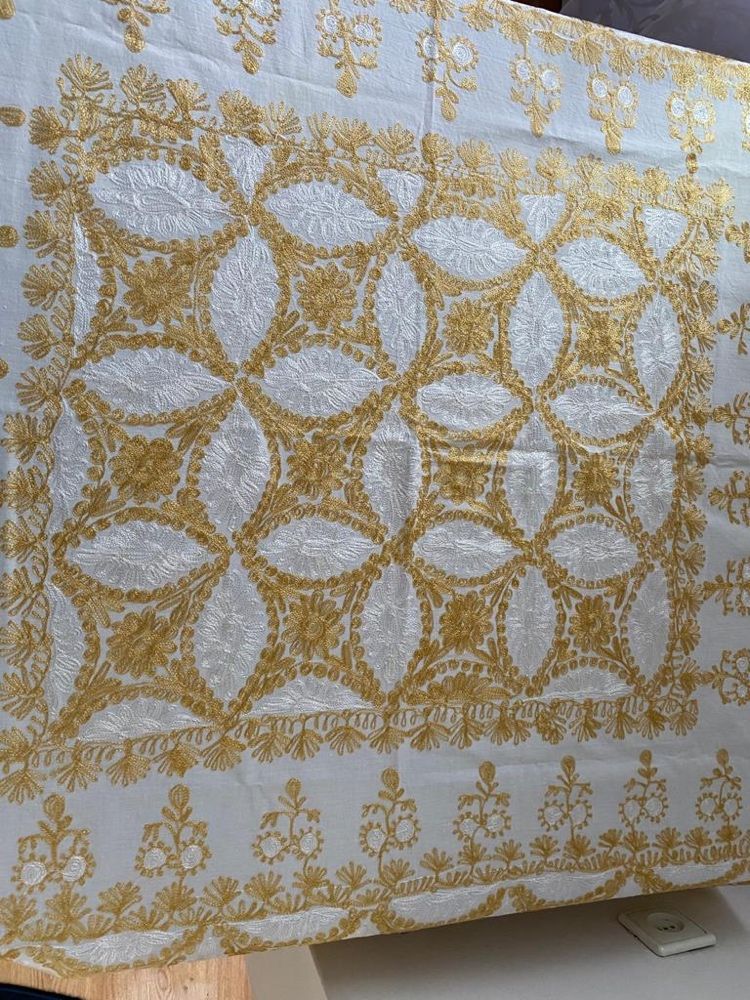 Fata de masa de bumbac brodata cu fir de matase 130x125 cm
