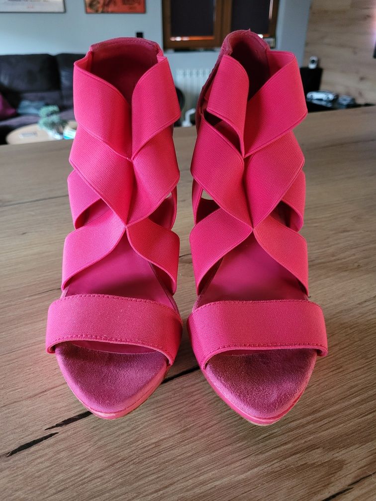 Елегантни сандали Zara