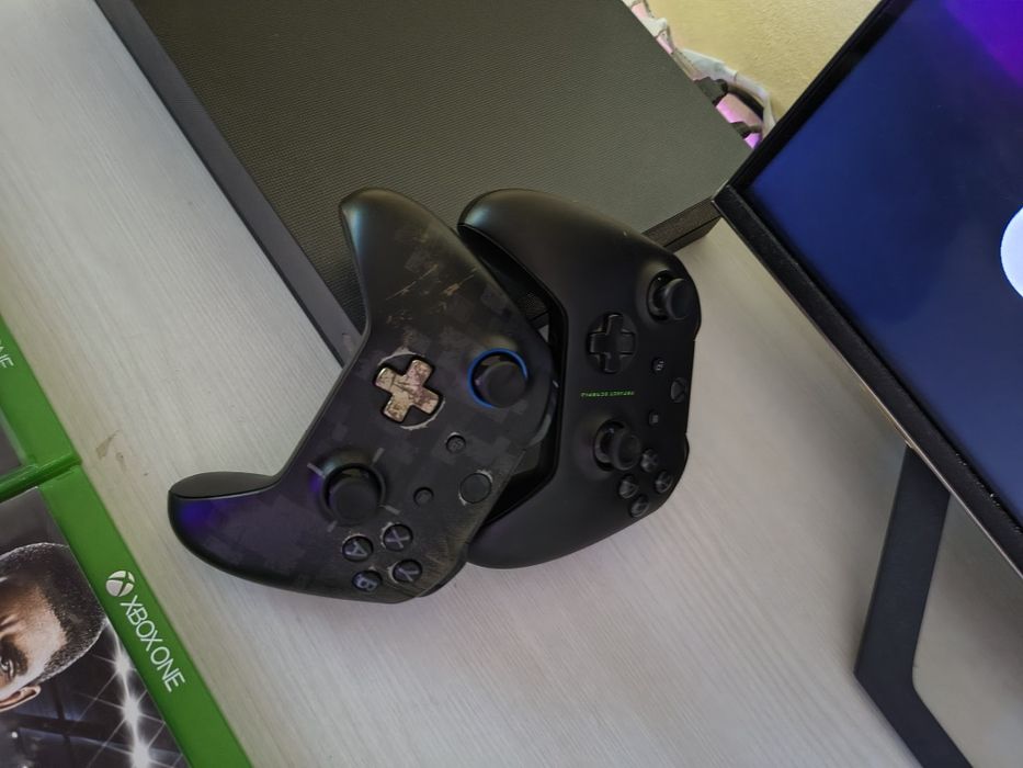 Xbox One X ( 4K ) Editie limitata 1TB + 2 Controllere