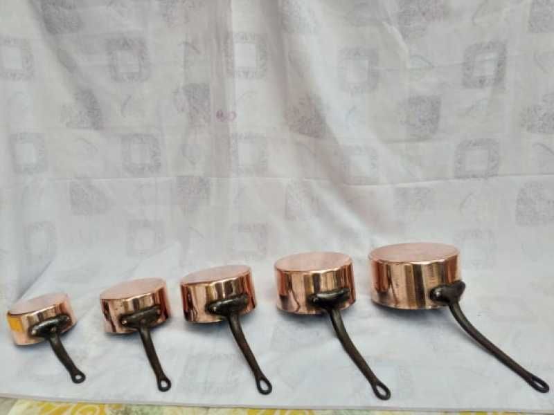 Set de patru oale din cupru cu maner din fier forjat