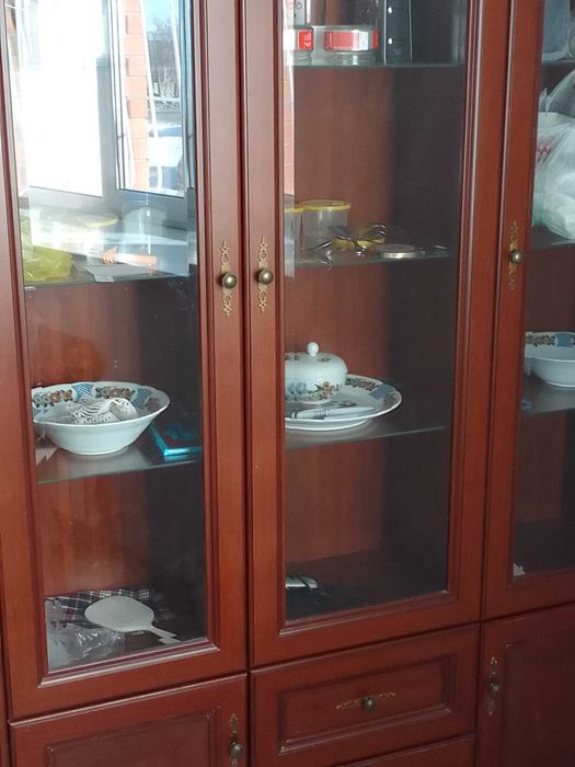 Шкаф витрина сервант