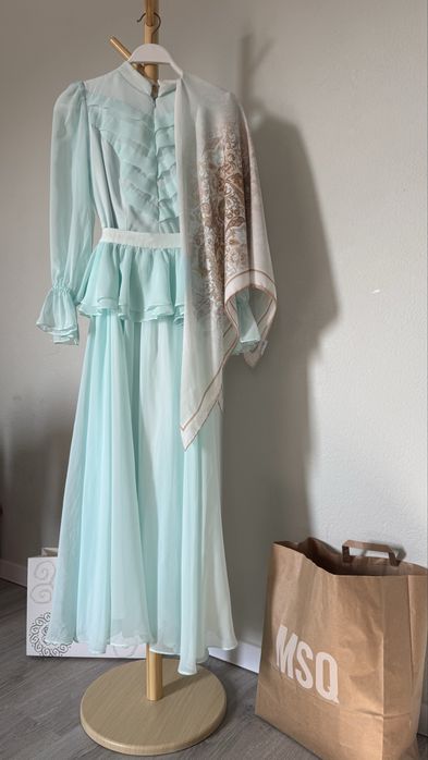 Платье с платком