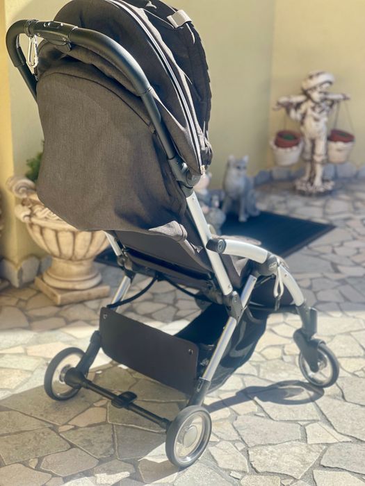 Cărucior super compact impecabil