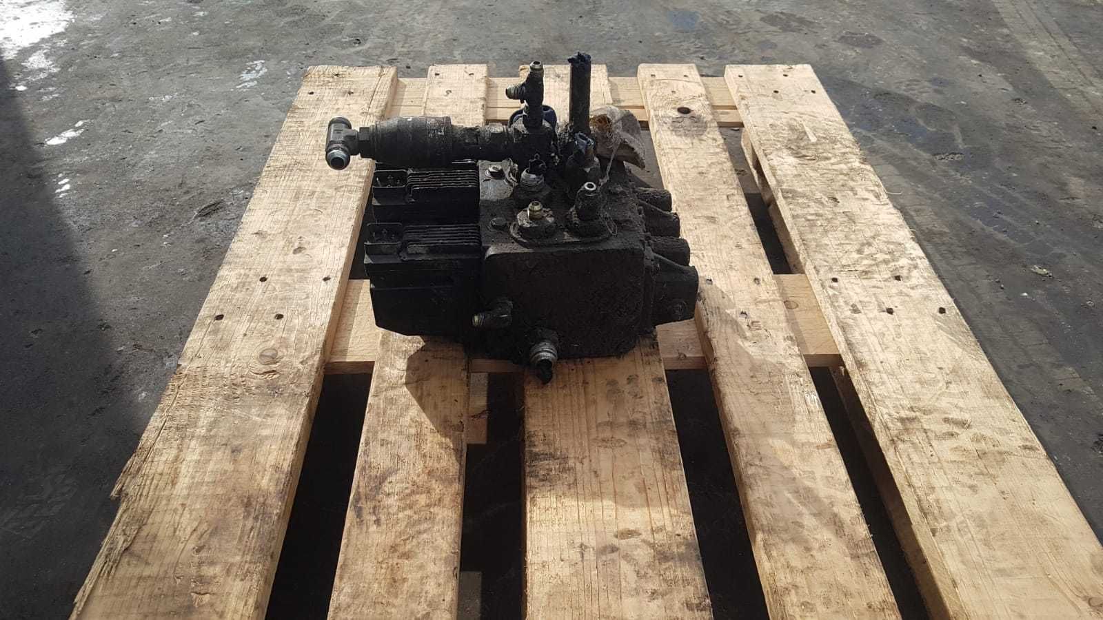 Distribuitor hidraulic buldoexcavator Fermec 860