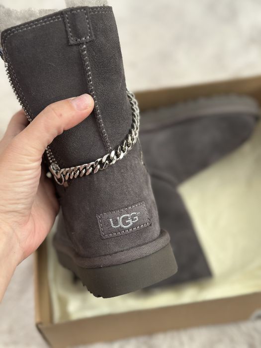 UGG, Класически велурени боти с верижка