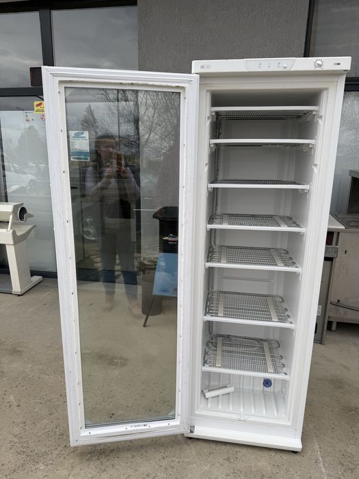 Минусова хладилна витрина Whirlpool 180см