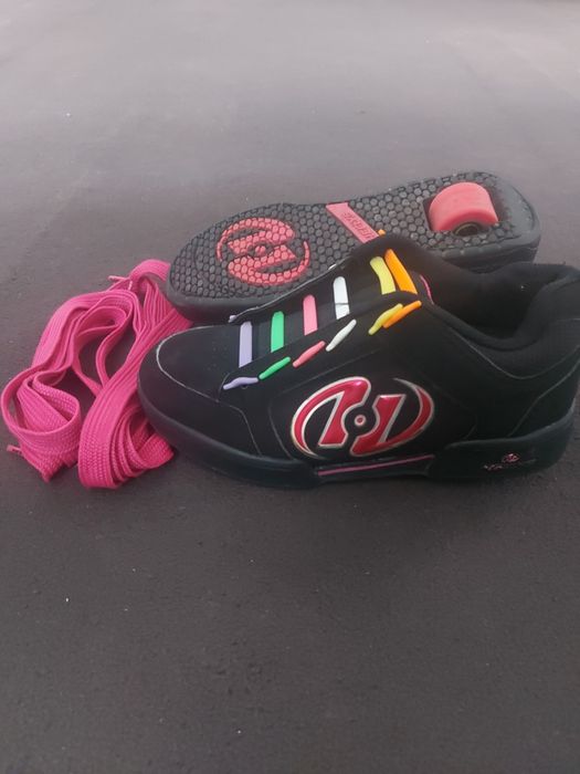 Vând adidași Heelys cu role marimea 34