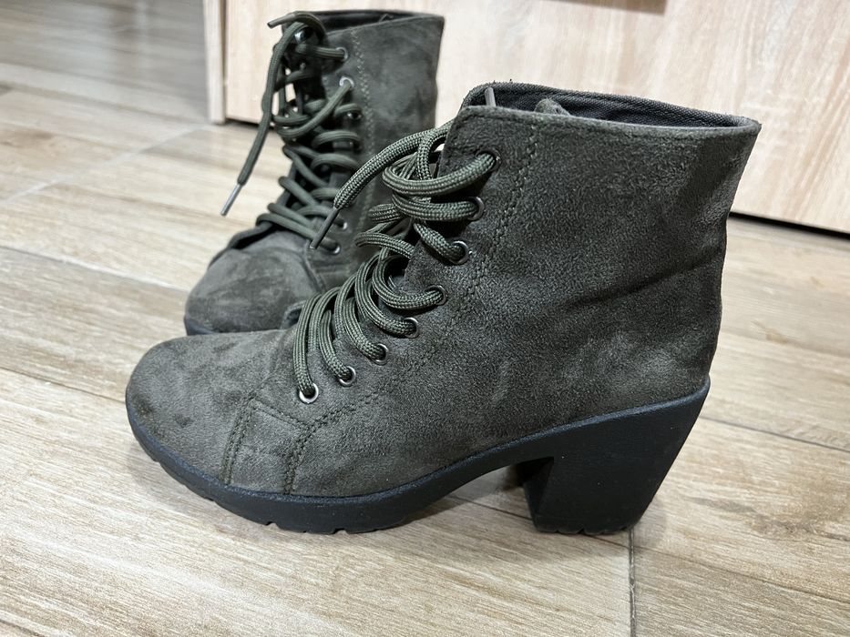 Ghete cu toc verde închis