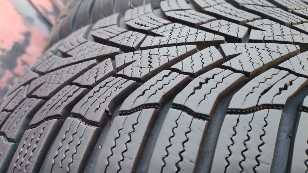 4бр. зимни гуми 185/65/15 Kumho Winter Craft WP52, dot23
dot238
Добро