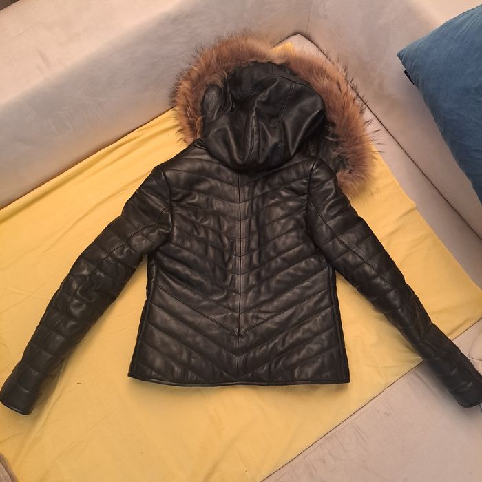 Кожено яке, с подплата и качулка със златна лисица